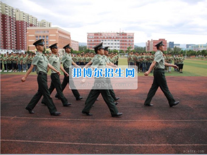 西昌現(xiàn)代職業(yè)技術學校舉行2017級新生軍訓閱兵式暨軍訓表彰大會