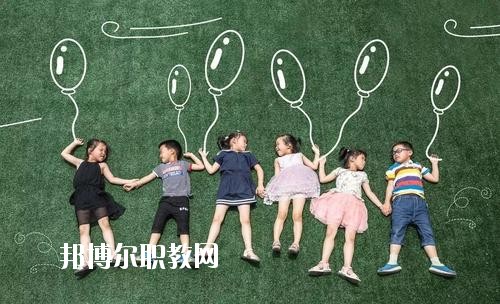 四川2020年幼師學(xué)校和中專有哪些區(qū)別