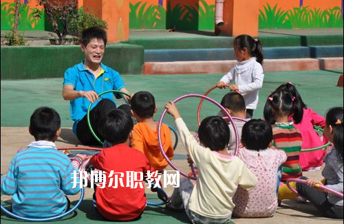 貴州2020年男生學(xué)什么幼師學(xué)校好