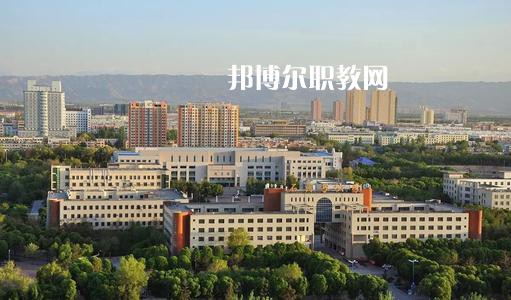 新疆石河子衛(wèi)生學(xué)校2021年有哪些專業(yè)?我們知道同學(xué)們?cè)谶x擇專業(yè)的時(shí)候?qū)嶋H上專業(yè)比學(xué)校更重要，對(duì)于同學(xué)們來說在選擇專業(yè)的時(shí)候是需要慎重的。  新疆石河子衛(wèi)生學(xué)校專業(yè)設(shè)置 學(xué)校設(shè)有：護(hù)理學(xué)、藥劑學(xué)、檢驗(yàn)學(xué)三大專業(yè)。其中護(hù)理學(xué)：有中專和大專兩種，大專為石河子大學(xué)在該校委培專業(yè)，頒發(fā)石河子大學(xué)的畢業(yè)證書。  新疆石河子衛(wèi)生學(xué)校學(xué)校優(yōu)勢(shì) 學(xué)校地址位于石河子市中心位置，旁邊為石河子市人民醫(yī)院(農(nóng)八師石河子市人民醫(yī)院)也是石河子的120急救中心。步行至石河子市游憩廣場(chǎng)只需要10分鐘，學(xué)校地理位置屬于石河子市市中心。交通發(fā)達(dá)。  學(xué)習(xí)優(yōu)勢(shì)：每門課程都有專業(yè)的老師帶教，在每個(gè)假期，都將組織學(xué)生參與臨床見習(xí)，增加學(xué)生的臨床經(jīng)驗(yàn)。  其他優(yōu)勢(shì)：每一位在校生，都可以申請(qǐng)國(guó)家貧困助學(xué)金，國(guó)家撥款，每人每年1500元，均發(fā)至學(xué)生手上，解決了學(xué)生的基本溫飽問題，為貧困學(xué)生創(chuàng)造了學(xué)習(xí)條件。  另：南疆三地州學(xué)生、農(nóng)村籍學(xué)生、貧困生(非城市、城鎮(zhèn)戶口)可以申請(qǐng)減免學(xué)費(fèi)，每人每年減免2000元，即只需繳納400元，即可上學(xué)，完成貧困學(xué)生學(xué)習(xí)的心愿。學(xué)生可以使用半價(jià)火車票往返，每年4次。  新疆石河子衛(wèi)生學(xué)校學(xué)校榮譽(yù) 學(xué)校以治校嚴(yán)謹(jǐn)，講求質(zhì)量，辦學(xué)成績(jī)斐然而著稱。多年來被石河子市評(píng)為“精神文明先進(jìn)單位”、“民族團(tuán)結(jié)先進(jìn)單位”、“衛(wèi)生綠化先進(jìn)單位”、“綜合治理先進(jìn)單位”、“招生先進(jìn)集體”，“德育教育先進(jìn)學(xué)校”。 2000年通過兵團(tuán)《中等醫(yī)學(xué)主要專業(yè)設(shè)置》評(píng)估;2003年通過兵團(tuán)《中等職業(yè)學(xué)校合格評(píng)估》;2002年被國(guó)家教育部首批確定為“全國(guó)護(hù)理專業(yè)示范點(diǎn)學(xué)校”;2003年教育部評(píng)估為“全國(guó)重點(diǎn)中等職業(yè)學(xué)校”;2004年教育部確定為全國(guó)“護(hù)理專業(yè)領(lǐng)域技能型人才培養(yǎng)培訓(xùn)基地”，同時(shí)，被國(guó)家教育部列為“全國(guó)衛(wèi)生職業(yè)教學(xué)模式研究課題組學(xué)校”、“面向二十一世紀(jì)全國(guó)衛(wèi)生職業(yè)學(xué)校系列教改教材編輯委員會(huì)”學(xué)校. 2005年4月，參加“全國(guó)護(hù)理教學(xué)改革成果展示賽”榮獲團(tuán)體“二等獎(jiǎng)”和“組織獎(jiǎng)”。2005年12月被教育教育部評(píng)為“全國(guó)護(hù)理教學(xué)改革先進(jìn)學(xué)校”。  小編為同學(xué)們整理好了學(xué)校的招生專業(yè)，同學(xué)們可以仔細(xì)的看看，對(duì)于同學(xué)們自己來說選擇一個(gè)適合自己的專業(yè)是非常重要的事情的哦，這樣才能保證后期的就業(yè)的哦。