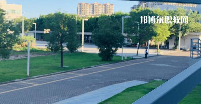 汕頭市科技應用職業(yè)技術(shù)學校地址，乘車路線